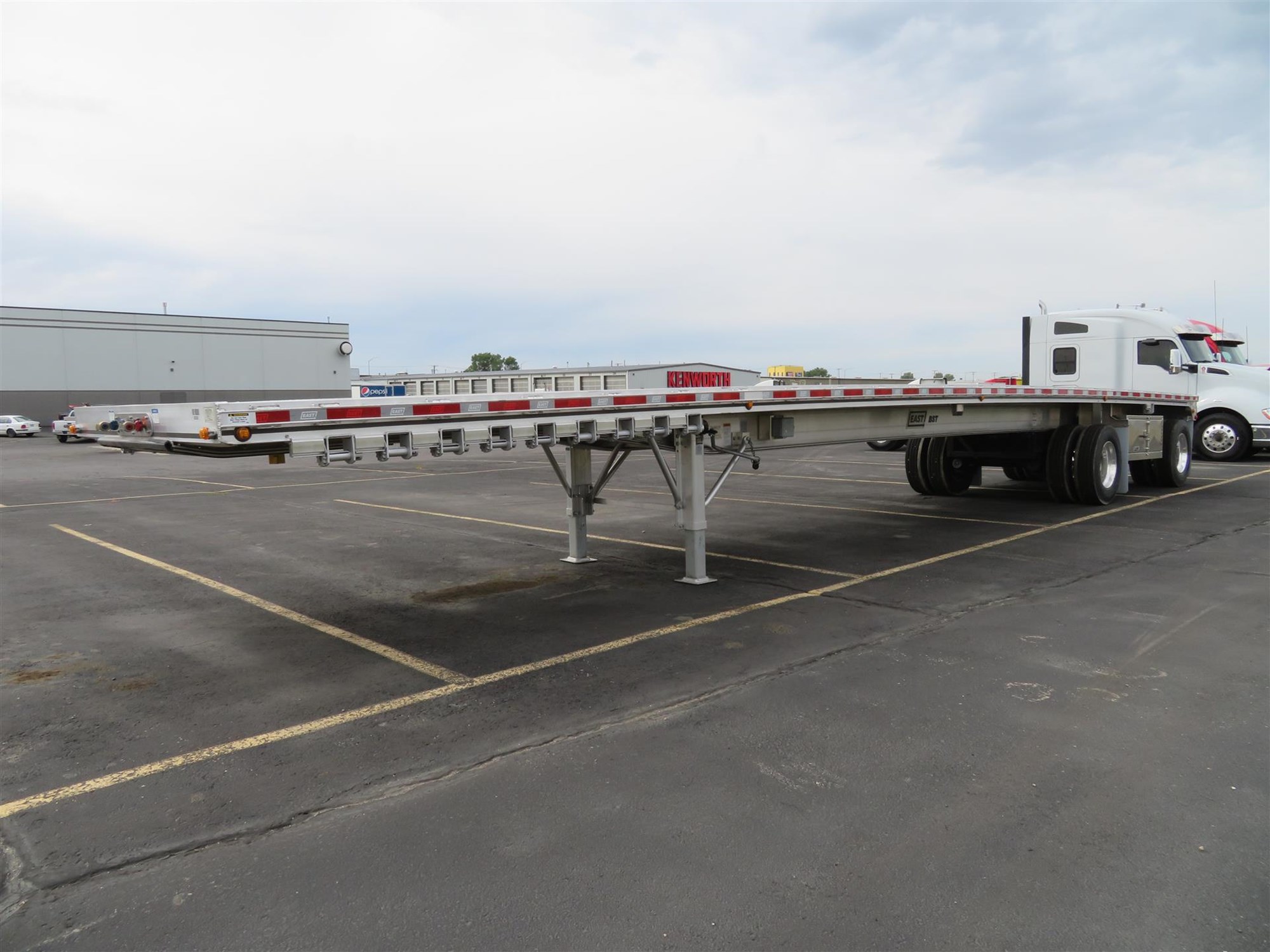 2027 EAST FLATBED 2027 EAST FLATBED - image 1 of 6