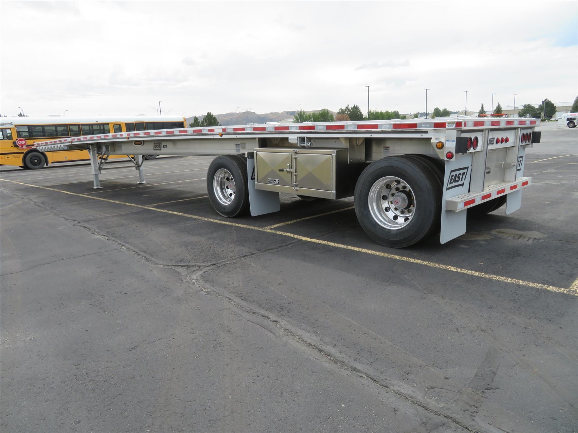 2027 EAST FLATBED 2027 EAST FLATBED - image 2 of 6