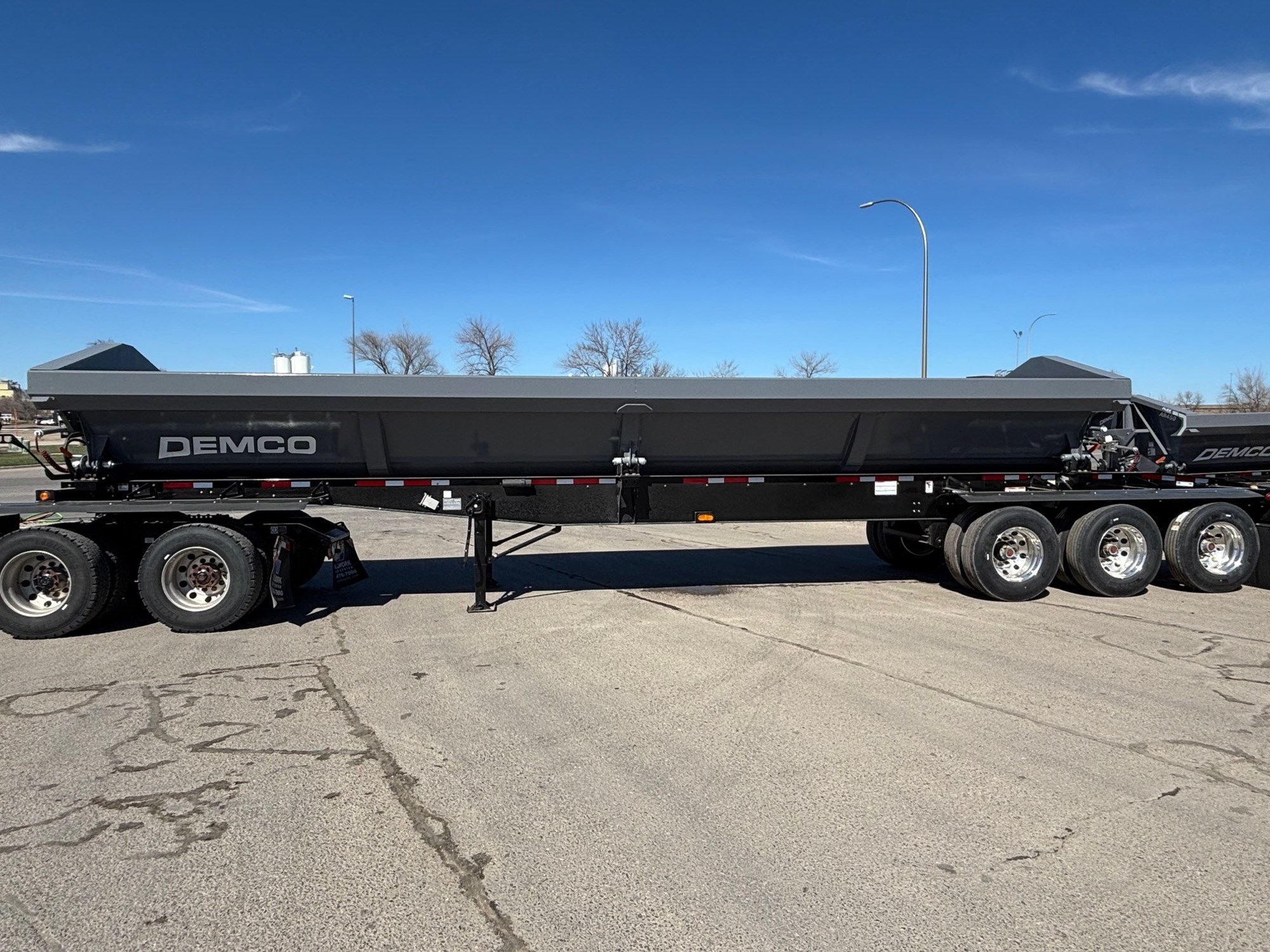 2027 Demco SIDE DUMP 2027 Demco SIDE DUMP - image 2 of 6