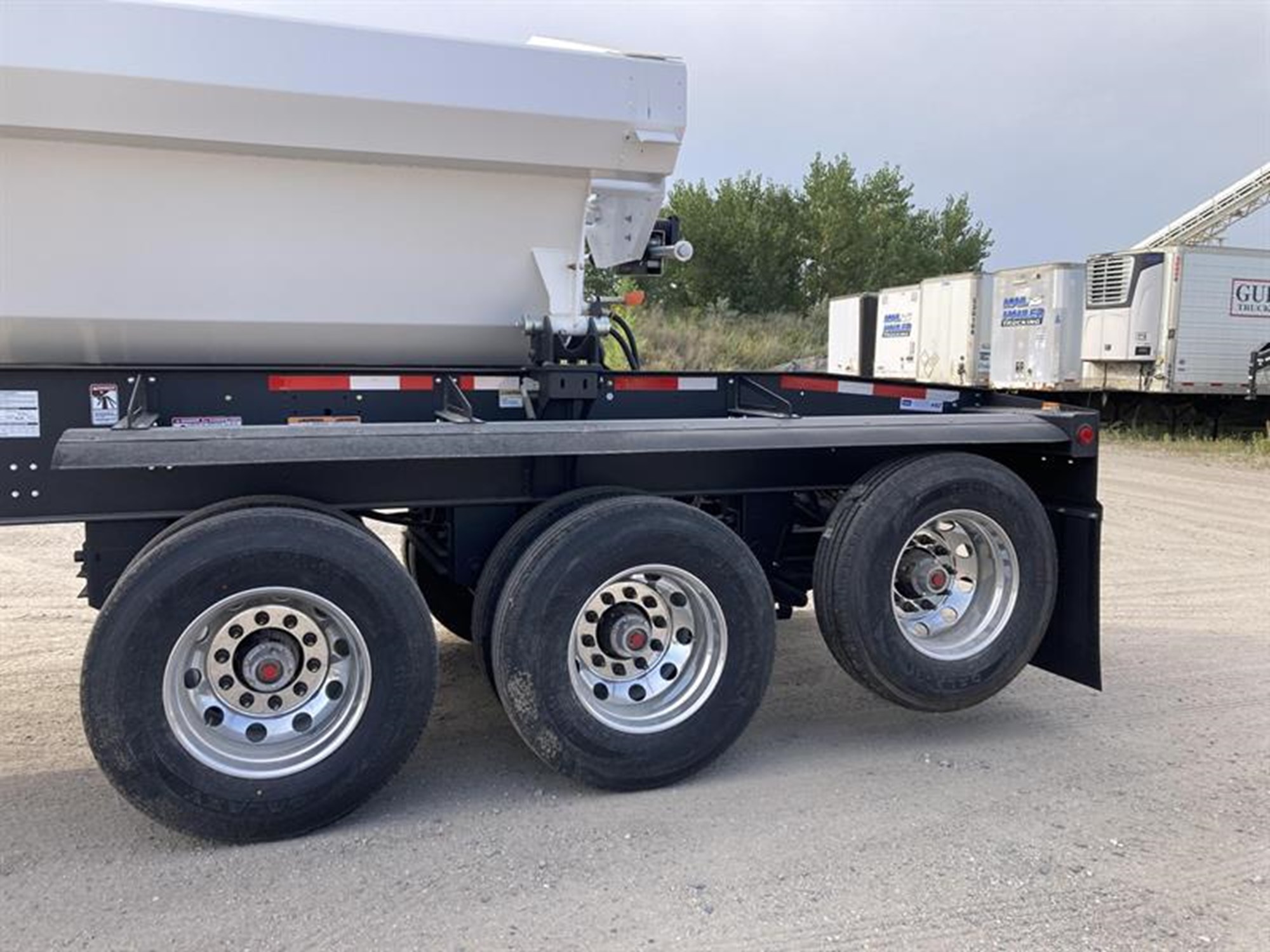 2027 Demco SIDE DUMP NVS007353-08 2027 Demco SIDE DUMP NVS007353-08